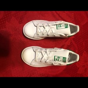 Adidas kids tennis shoe